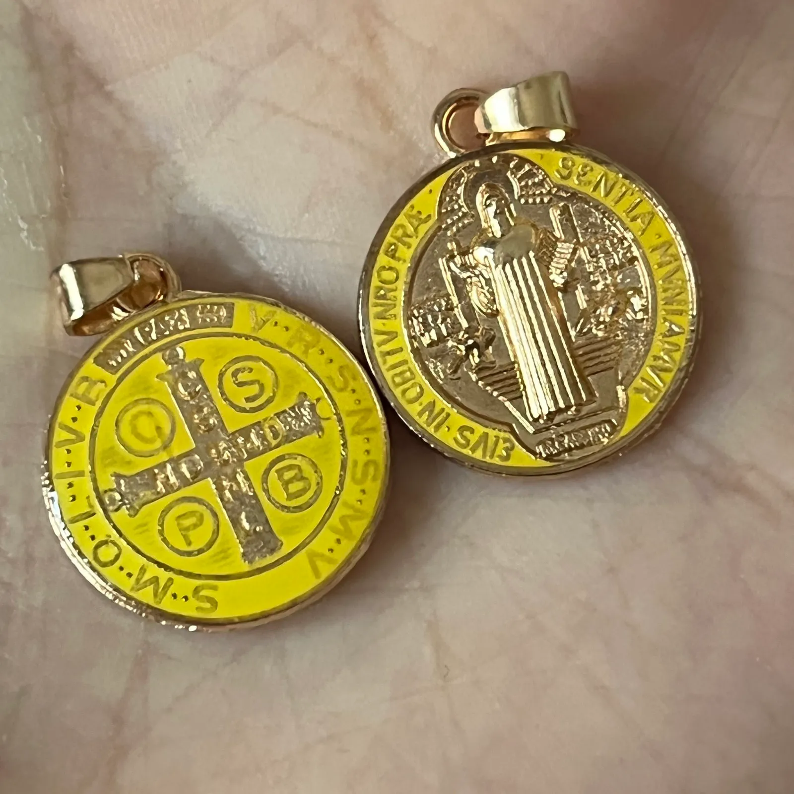 ✓ DHgate 추천 세인트 크리스토퍼 골드 펜던트, 골드 도금 매력 : 50 종교 메달 다색 생 베네딕트 동전, 가톨릭 골드 도금  선물 바로 구매