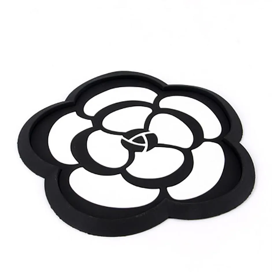 Tappetini antiscivolo Biety Car Slip Pad Decorazione floreale in bianco e nero Tappetino Camelia PVC Resistente alle alte temperature Telefono cellulare rotondo2771