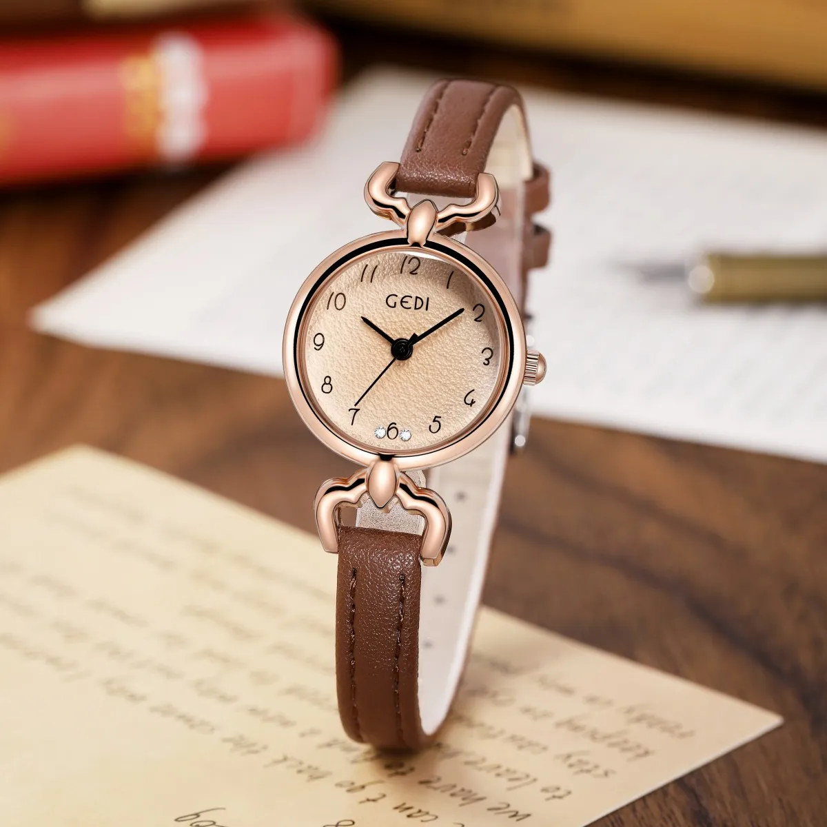 女性が時計時計高品質の豪華なアンティークデザイナー防水クォーツバッテリー24mmウォッチ