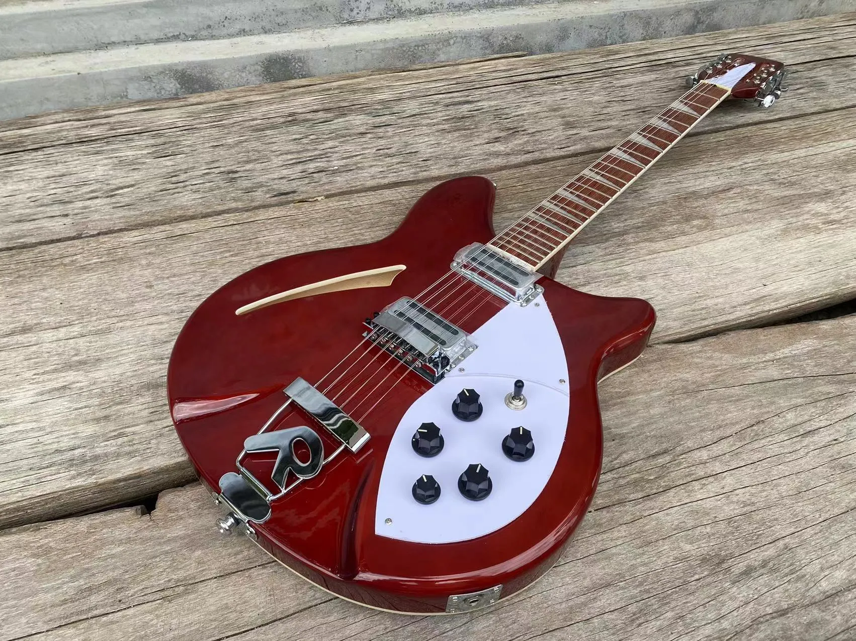 Gorące sprzedaż 12 strun Maple Basswood Electric Gitara Low Voice Custom Rikenbacker dla profesjonalistów Rick Toster Pickups Półdliwe ciało w boci