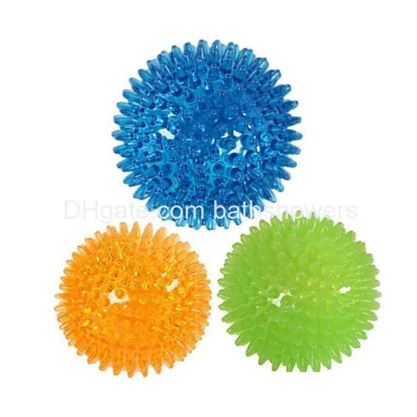 Dog Toys Tuggar Spiky boll Squeaky Chew Balls With Tra Bouncy Hållbart TPR -gummi för valpens tandvård och husdjur rengör droppleverans ho h dhu8s