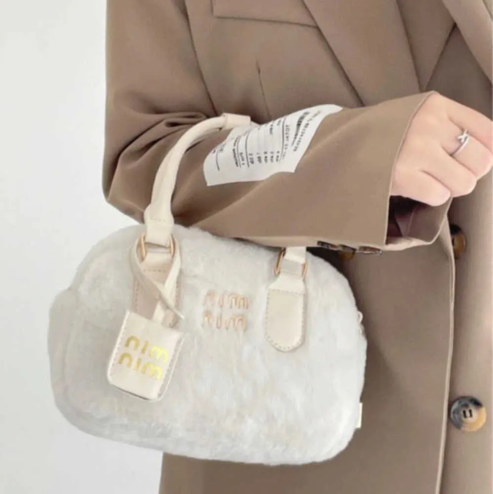 MBTI Womens Winter Plush Shoulder Bag Soft Fluffy Cute Autumn Sacs à main et sacs à main Designer de luxe Casual Élégant Sac à bandoulière La mode va avec tout