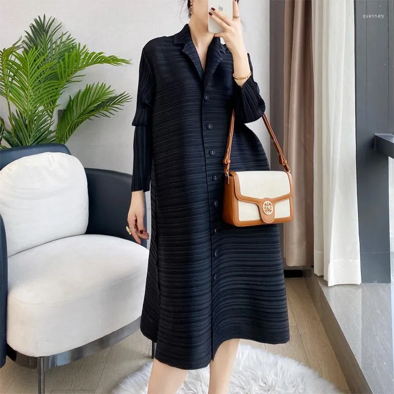 Kvinnors trenchrockar 2023 Summer Miyake Pleated Women Dresses Fashion Solid Single-Breasted Design Löst stor storlek 3/4 Sleeve Dress