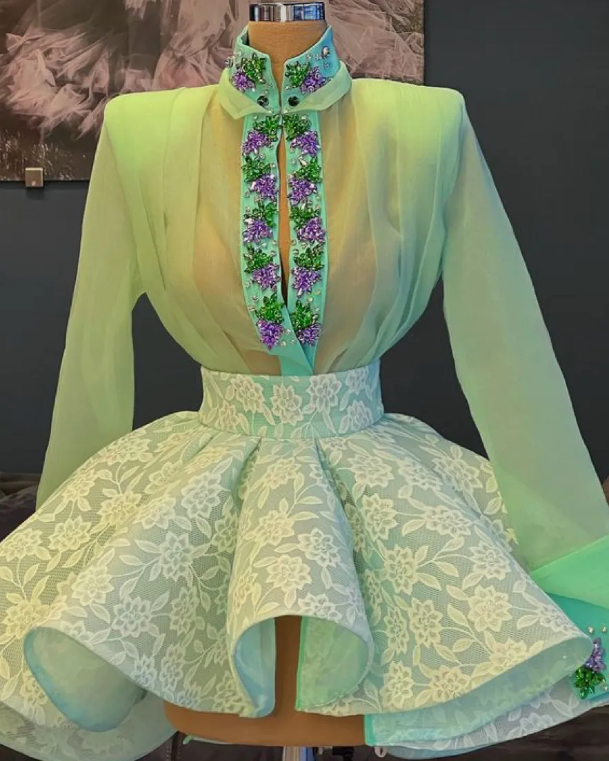 Robes de bal courtes en organza de dentelle verte avec manches longues en cristal perlé jupe gonflée à col haut Mini robe de soirée de remise des diplômes