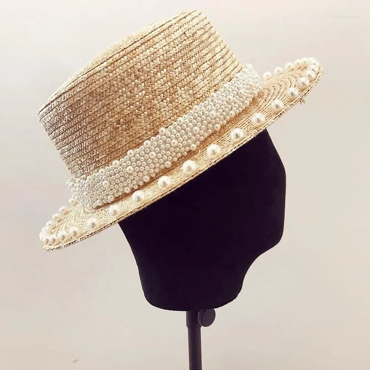 Cappelli a tesa larga Elegante stile vintage Hepburn Cappello piatto in paglia di grano con perle Cappello estivo femminile Chic Protezione solare Spiaggia Visiera parasole