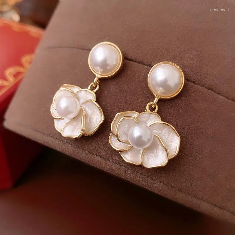 Orecchini pendenti con perle di fiori barocchi bianchi per le donne Fashion Personalità di lusso Splendidi gioielli Date Nights