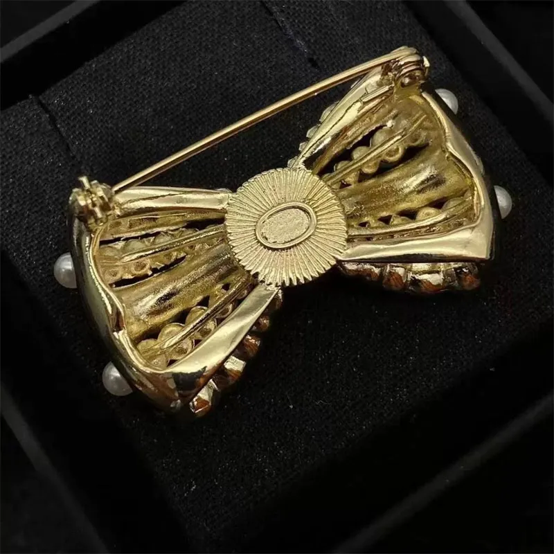 Luxury Designer Womens Bow Brooch Pin With Gold Letter And Pearl Diamond  Accents Vintage Breastpins And Accessories From Jariser, $19.21