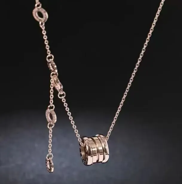 Designer smycken Kvinnor Black Rose Pendant Women's Clavicle Chain Package Man Gold Designer Necklace Girl Gift
