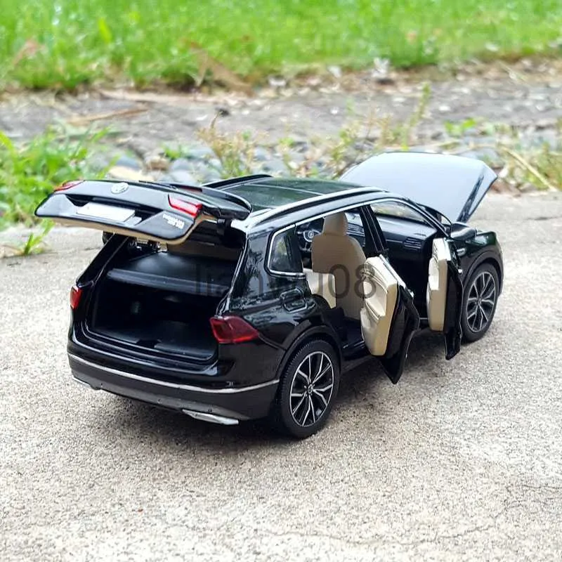 132 TIGUAN L SUV Toyota Fortuner Diecast Model Alloy Metal Pull Back Vehicle  With Sound And Light Perfect Boys Toy Gift With X0731 From Lianwu08, $13.96