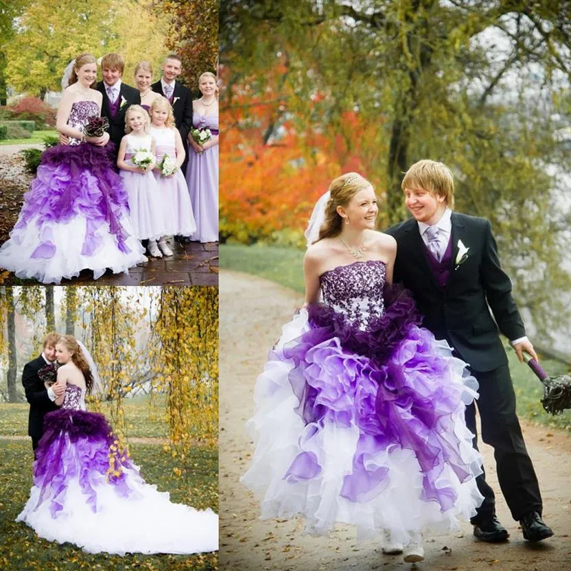 Robes de mariée gothiques Ombre violet et blanc sans bretelles avec des appliques en dentelle et en organza en cascade à volants chapelle train robe de bal Br2456