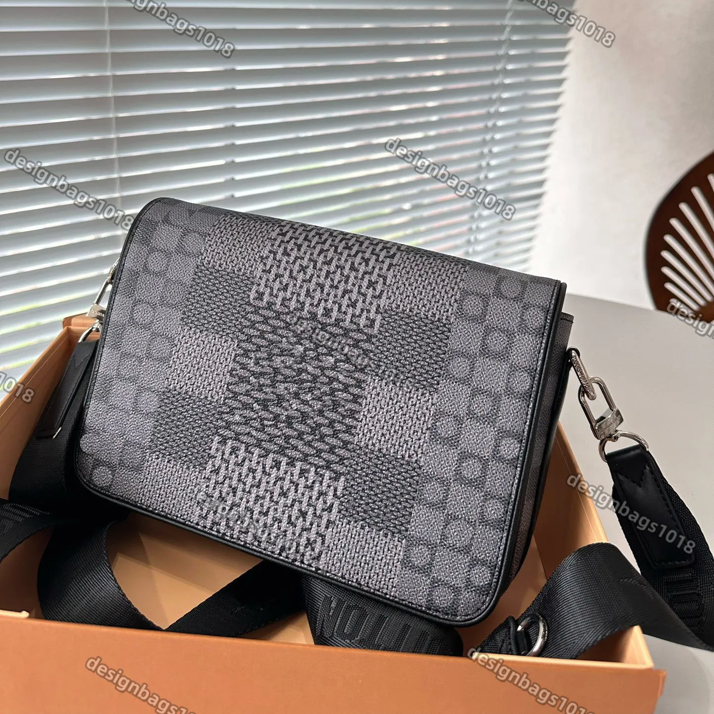 New Style Designer Canvas And Leather Messenger Bag For Men And