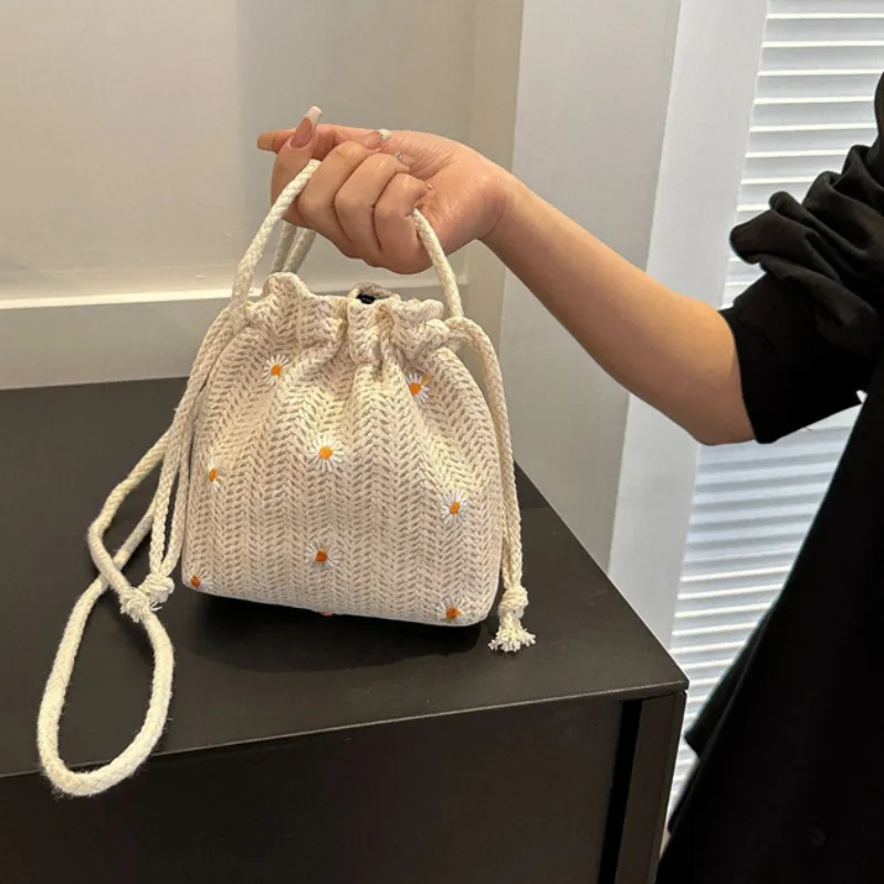 Kvällspåsar ins super eld mini väska kvinnor mångsidig saga gräs vävt mode spets broderi en axel crossbody 230731