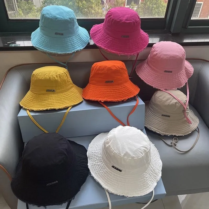 デザイナーJacq Mens Womens Bucket Hat Cap Wide Brim Hats Sunは、日焼け止めのための調整可能なチンストラップ付きのボンネットを防ぐ複数の色を防ぐ