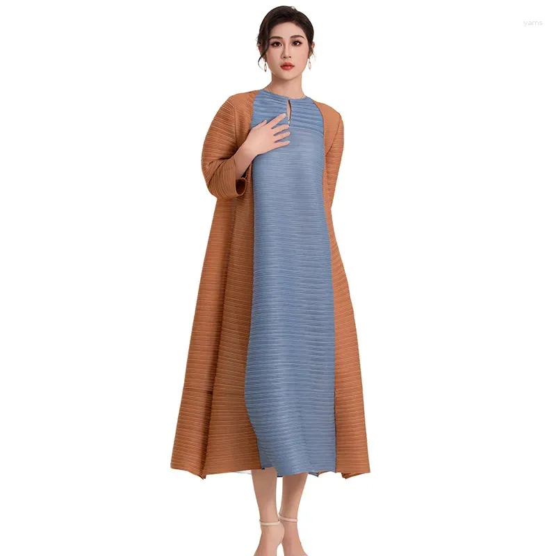 Casual Dresses Miyake veckade liten V-ringkontrast Splice Color Dress Women 2023 Autumn Designer High Fashion Causal Loose Plus Size