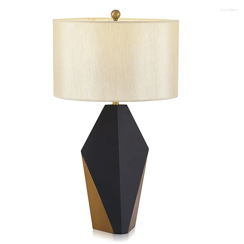 Lámparas de mesa Lámpara de dormitorio Moderno y simple Nordic Bedside Master Sala de estar de lujo Creativo Cálido Regulable