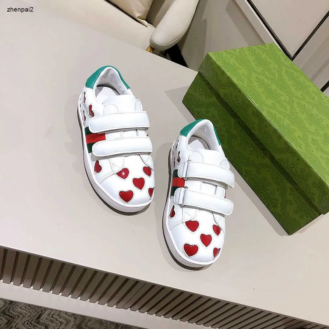 Sapatos de bebê de luxo brilhante coração vermelho decoração crianças tênis caixa embalagem tamanho 26-35 fivela cinta criança sapatos casuais oct25