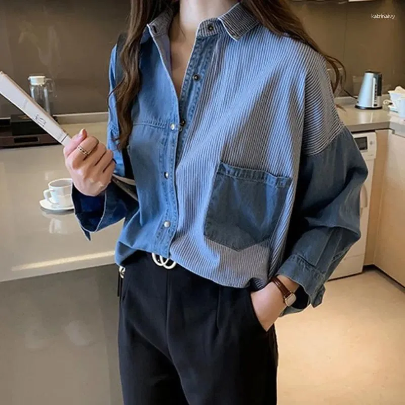 Kvinnors blusar Spring Camisa Jeans Skjorta Kvinnlig långärmad denim Löst koreansk All-Match Color Matching Blue Crop Top Femme