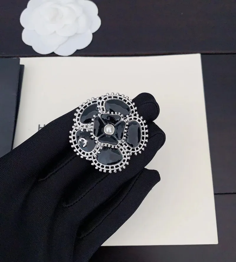 luxe rose fleur designer broches broches femmes filles joli charme bling perle lettres élégantes fleurs douces noir rose broche bijoux accessoires