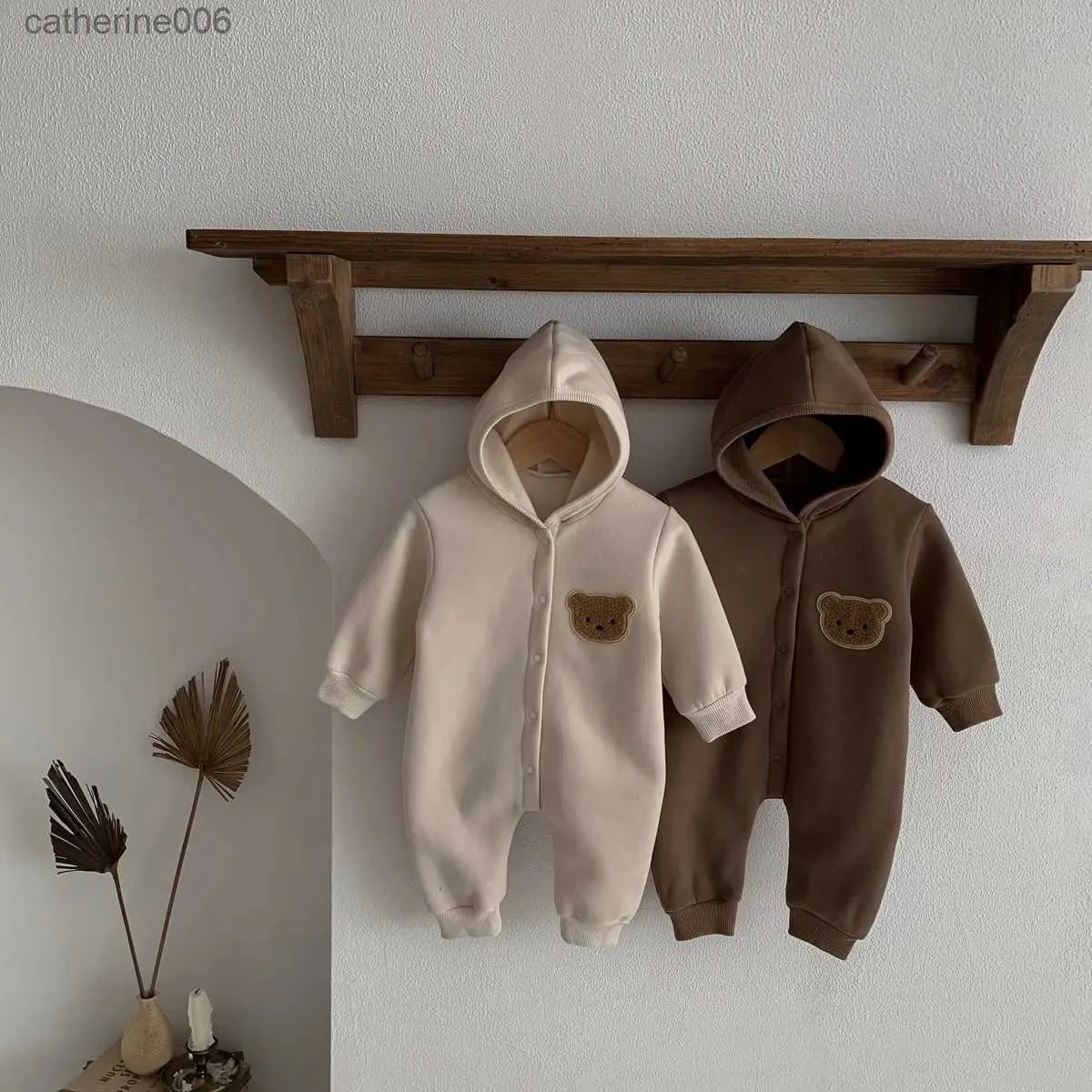 Macacões Inverno Bebê Recém-nascido Pelúcia Bodysuit Botão Macacão Urso Dos Desenhos Animados Hoodies Menino Menina Romper Gêmeos Roupas Versão Coreana L231101