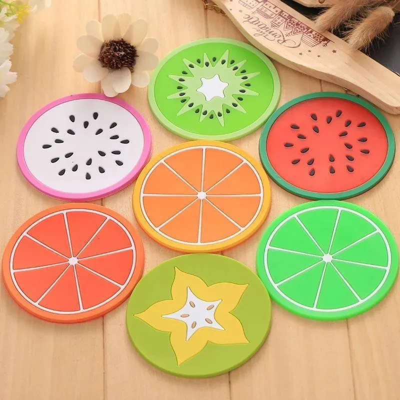 Bordslöpare 2st Söt silikonfrukt Coaster Placemat Isolering Kuddar Cartoon Drink Coasters Cushion Cup Mat Kitchen Accessories 231101