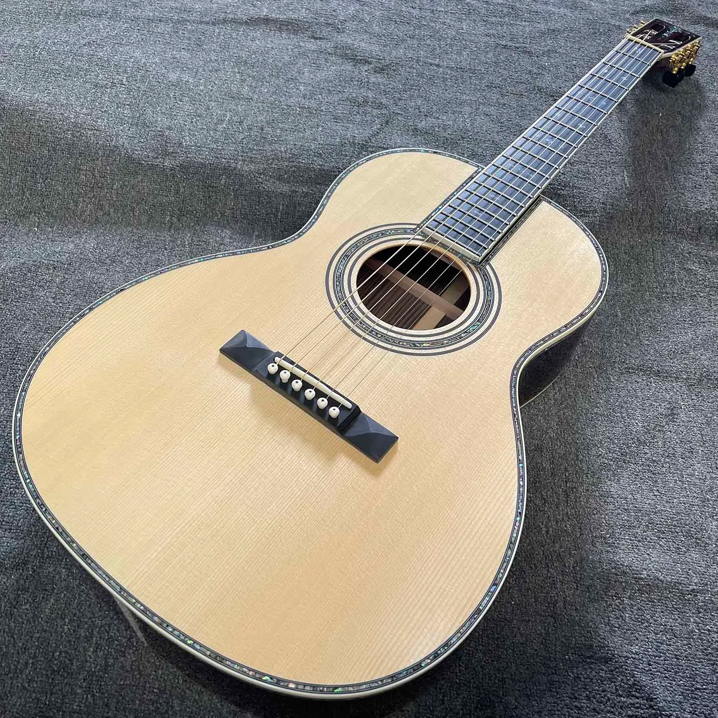 Anpassad ordning: 39 tum Ooo Body Europe Spruce Top Solid Rosewood Back Side 641mm Scale Läng 48 mm Nötbredd Abalone Bindande akustisk gitarr Accept Gitarr, AMP etc. OEM