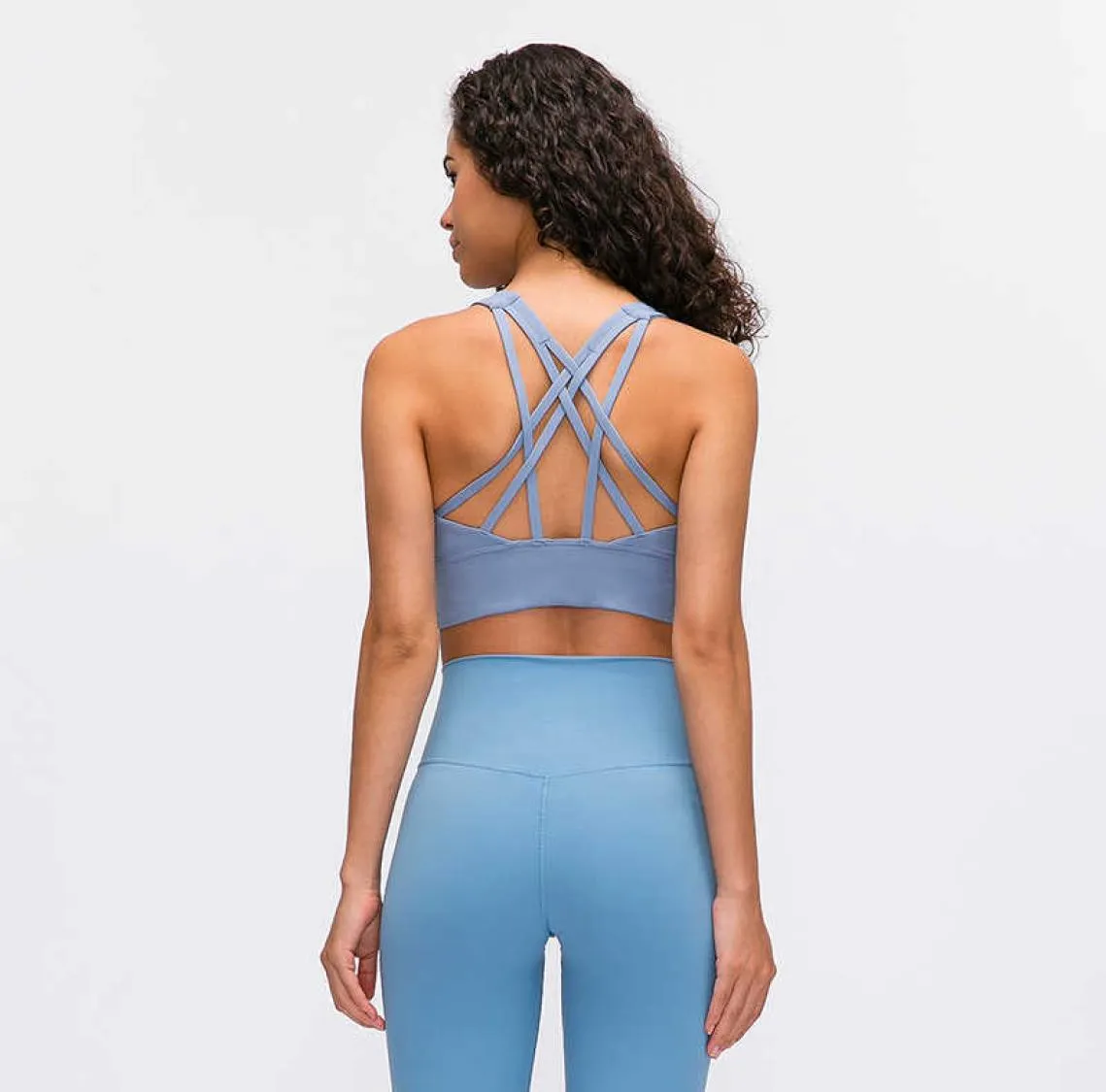 Stroje jogi Nakedfeel Strappy Sports Bra dla kobiet Longline Średni wsparcie stanika jogi Top Winded Fitness Crop Top3581164