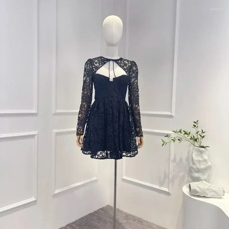 Casual Dresses Hook Folwer Hollow Black Lace Mini Dress Self Ladies Potrait Original 2023 Long Sleeve Waist Vintage A-line