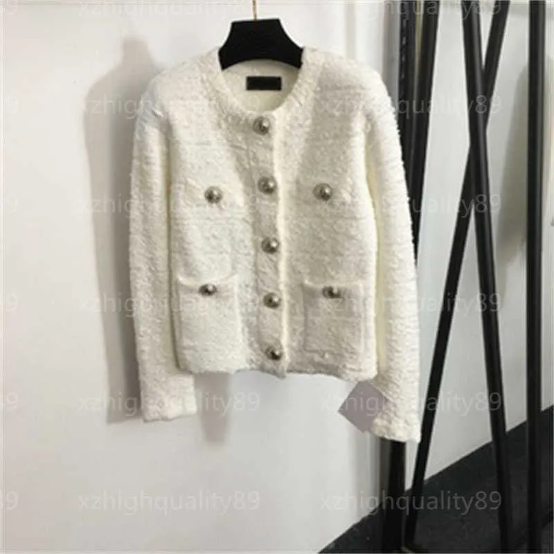 Giacca firmata Donna Cardigan Cappotto Girocollo Maniche lunghe Maglia Top Bottoni in metallo Decorato Bianco Cappotti eleganti Cardigan Giacche Abbigliamento firmato da donna