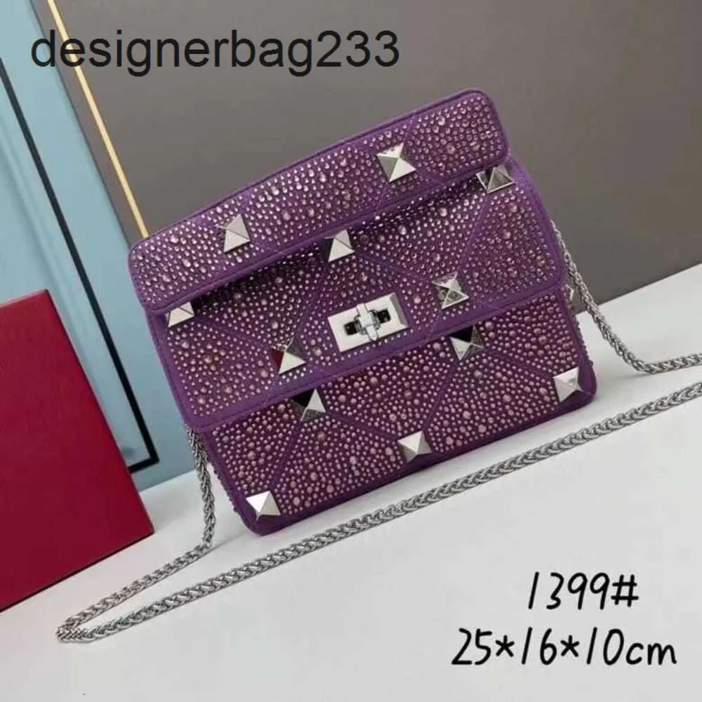 Moda gömme valentionz yeni perçin çantaları çanta kadın lüksler parlak kristal tasarımcı elmas elmas omuz crossbody kadın zinciri 1 5O55