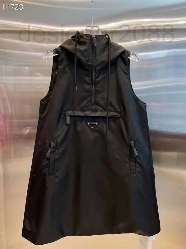 Sıradan Elbise Tasarımcı Erken Bahar 2023 Yeni Moda Batı Stili Yarım Zipper Küçük Yüksek Boyun Üçgen Dekoratif Kapşonlu Drawstring Sleeless Elbise 8503