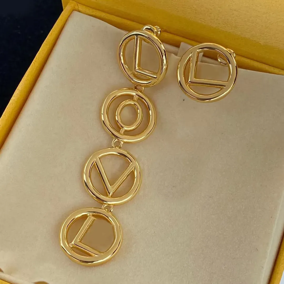 Modische 18-Karat-Gold-Schriftzug-Anhänger-Ohrringe für Damen, asymmetrisches Design, lange Ohrringe, Damen-Designerschmuck für Hochzeitsfeiern, Hochzeitstage