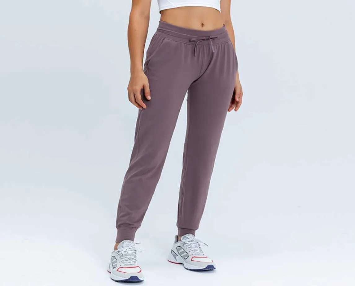 L31 Kvinnor Yoga Pants Slim var tunna yogabyxor med fickor Sport fitnessbyxor utomhus mode dam lös rak jogger outf4070716