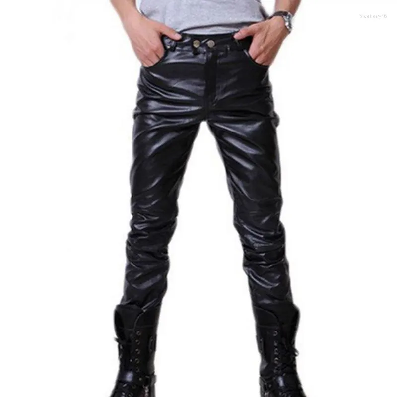 Calça masculina homens casuais moda cor de cor de couro falso sólido masculino magro de motocicletas calças de calças de palco