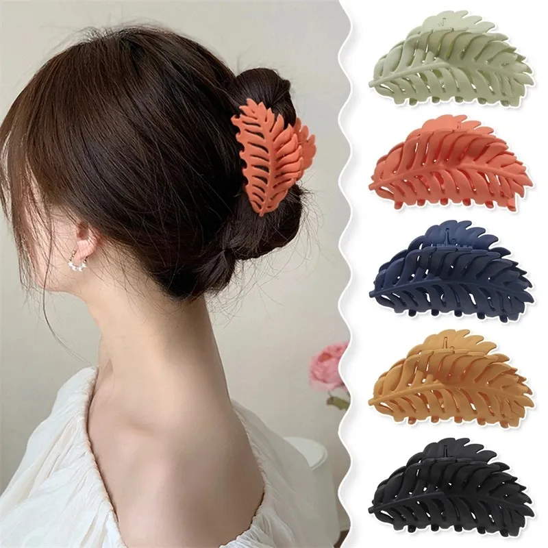 2023 New Hair Claws Women Personality Leaf Shape Hair Hair Clips 다채로운 단색 발톱 클립 여자 머리 액세서리 헤어 클립 선물