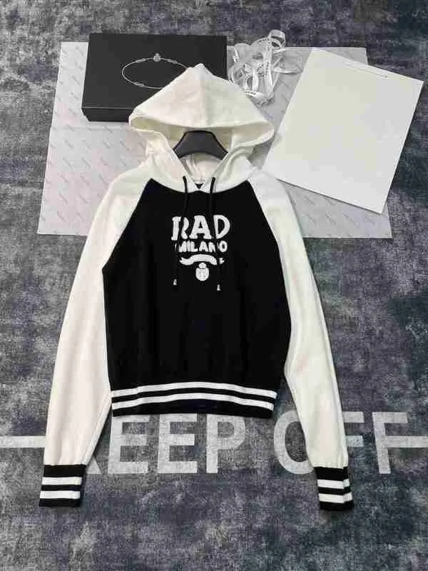 Hoodies للنساء Sweatshirts Designer 23aw New P لوحة التباين التصميم شاقته من منشفة الصدأ مقنعًا محبكًا أعلى رفيعة