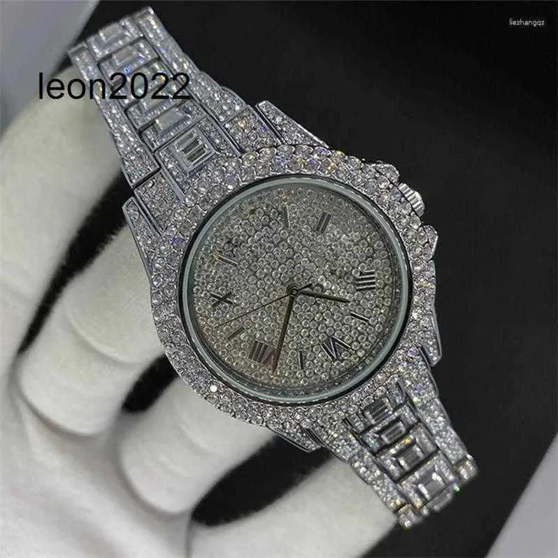 Orologio di lusso Orologio di lusso completo di diamanti per donna Elegante orologio di moda in cristallo di zircone da donna in acciaio al quarzo di marca