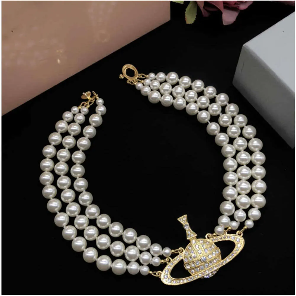Hänge halsband designer brev vivian chokers lyxiga kvinnor mode smycken metall pärlhalsband cjeweler westwood med ruta 28ESS516