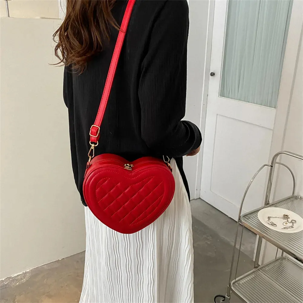 Evening Bags Fashion Love Heart Shaped Shoulder Crossbody Bag Women Rhombic Pattern Leather Chain Designer Handbags Sling Purse 231101