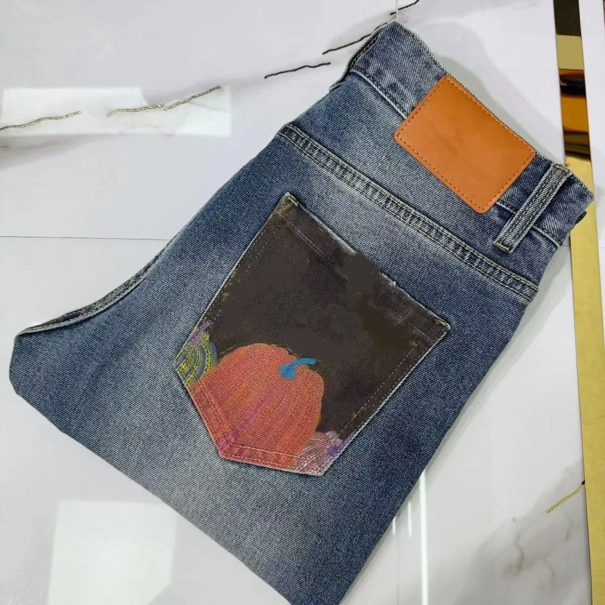 Designer de mode classique de luxe pour hommes lettres de citrouille imprimées jeans de lavage rétro lâche stretch lavage droit résistant à l'usure pantalon décontracté patch rangée supérieure