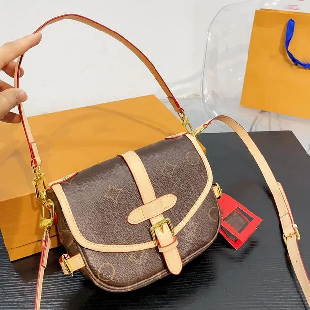Tasarımcı saumur bb çanta eyer çantası kadın epi deri dalgalanma omuz çantası daire logo lüks el çantası üst kaliteli monogramlar crossbody çanta zarf çanta