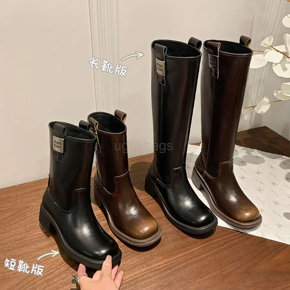 Miui runde Wide Shoe Home Network rotes Kopf gerieben Modestiefel 2024 Winter Kuhlatten -Metallschnalle kurze Stiefel