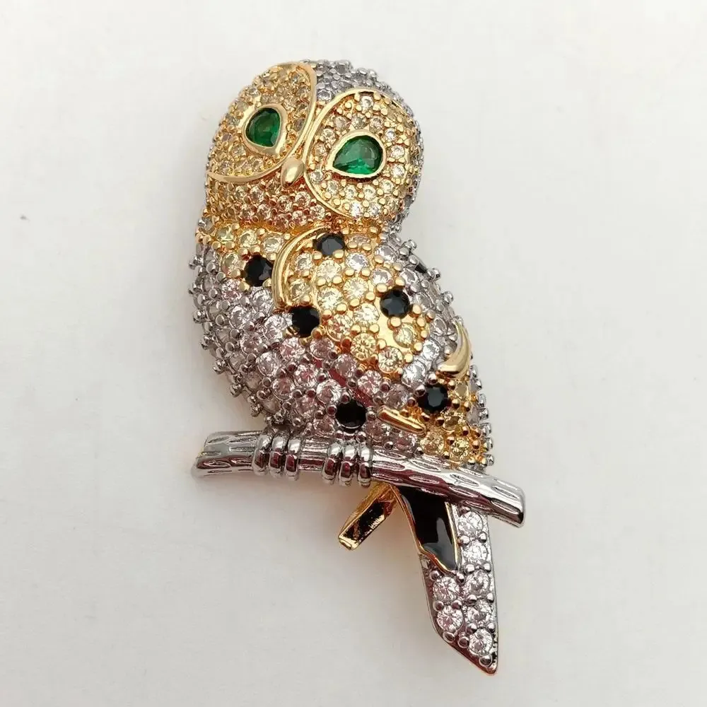 Pins Broches KKGEM Animal Jewelry 19x46mm Cubic Zirconia pavimentar cor dourada Broche de coruja Pin - Bird CZ Broche para suéter acessórios de roupas 231101