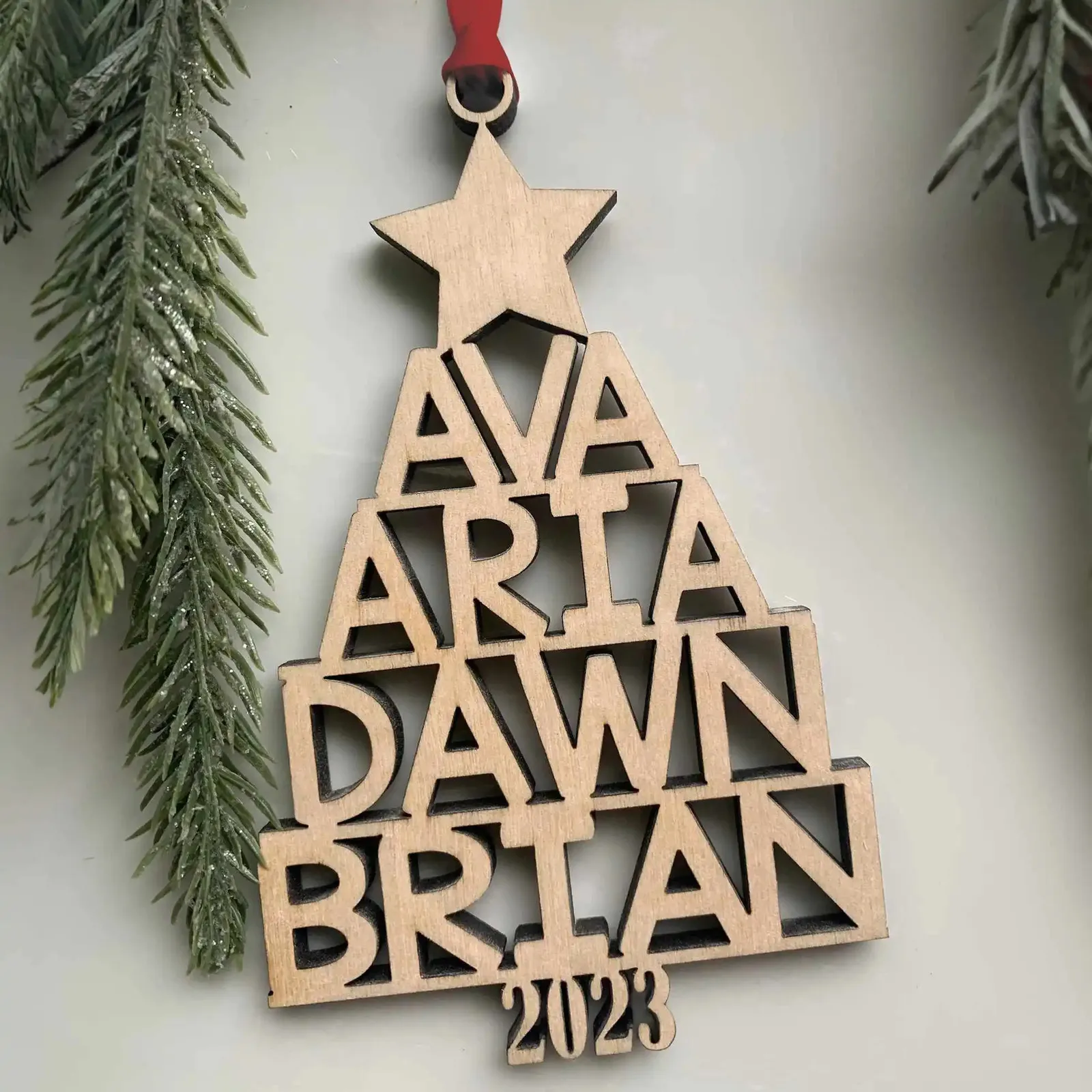 Decorazioni natalizie La nostra famiglia 2024 Nome di famiglia personalizzato Ornamento in legno Ornamenti natalizi Decorazioni Albero di Natale 231102