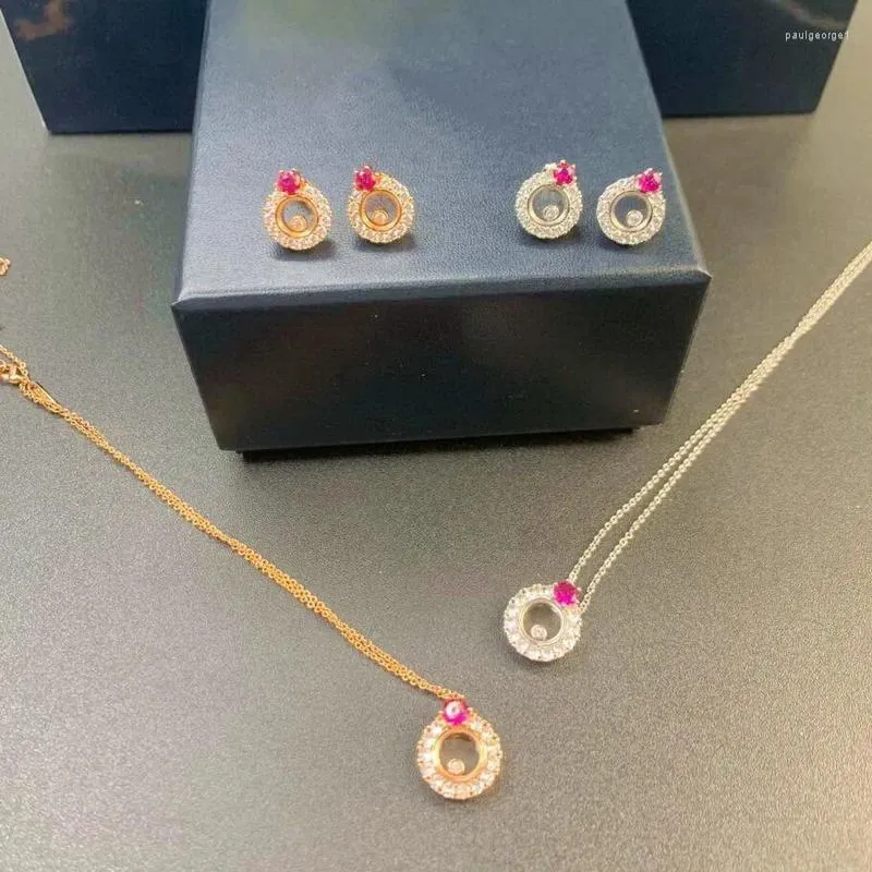 Collana Orecchini Set Collezione Designer Moda Donna Lady Intarsio Zircone cubico Rubino sintetico Placcato Oro Catena con pendente rotondo