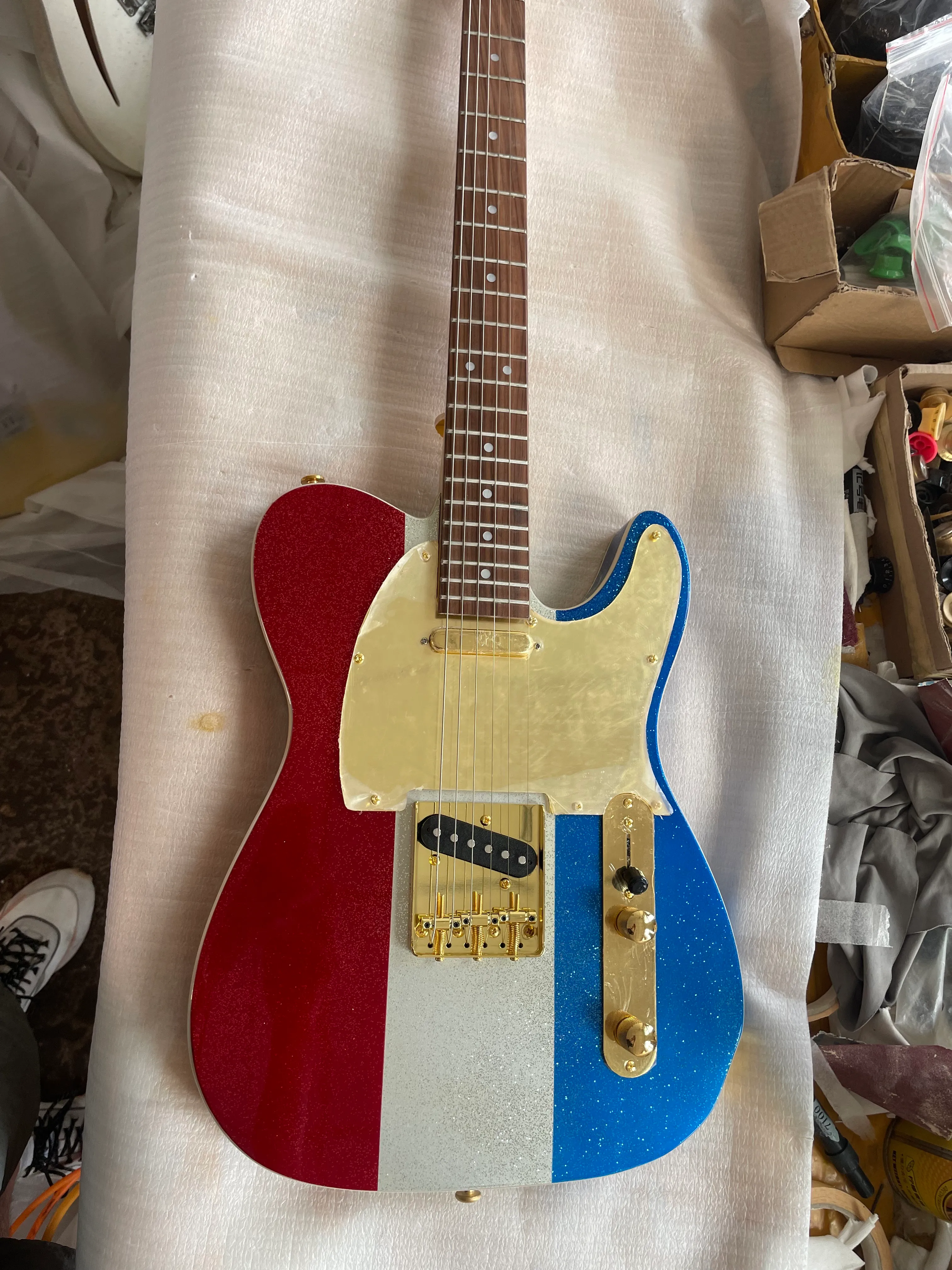 Anpassad Buck Owen Limited Edition 1996 Red White Blue Big Sparkle Electric Guitar Gold PickGuard Golden Hardware