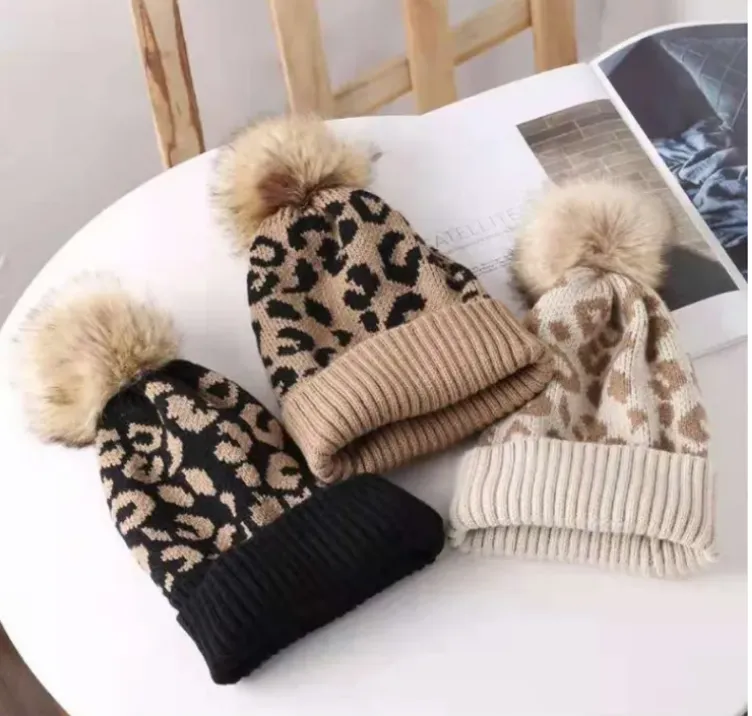 Cappello invernale da donna caldo lavorato a maglia con stampa leopardata berretto di lana arricciata da donna all'aperto C421