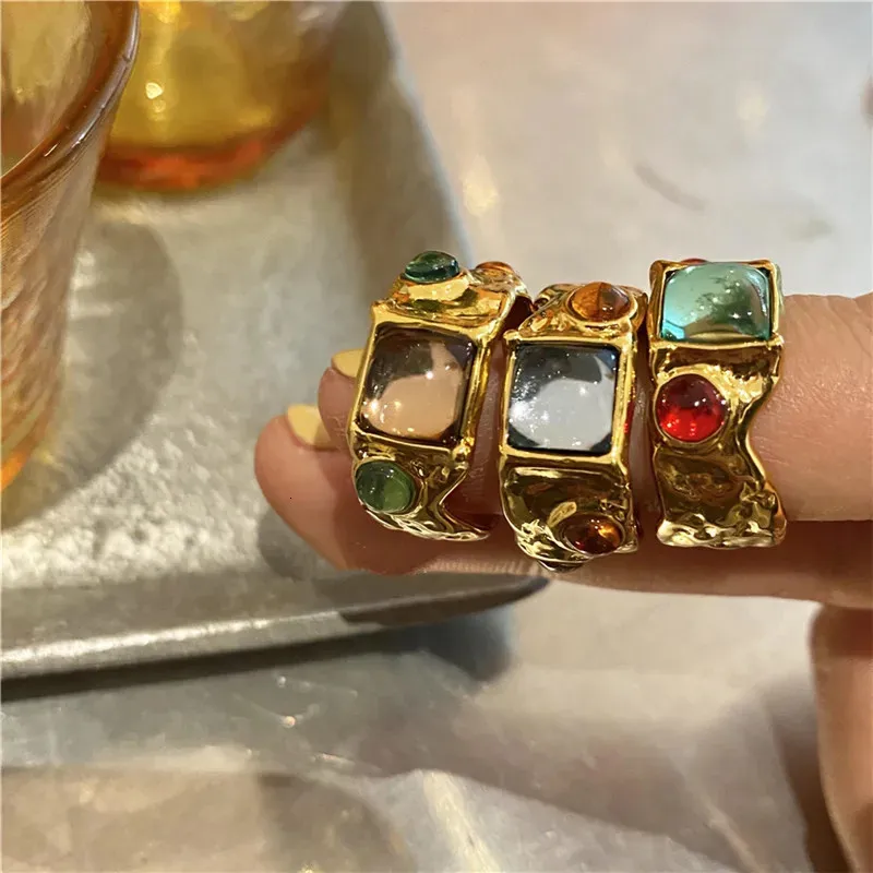 Stud aomu färgglada vintage barock premium guldpläterade kristallringar franska oregelbundna geometriska metallguld för kvinnor 231101