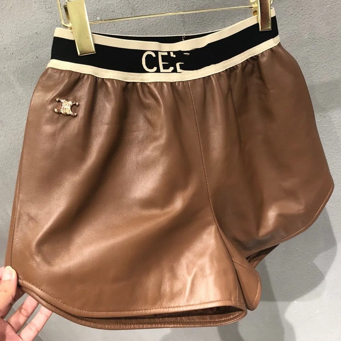 Short en cuir PU à taille élastique avec logo imprimé pour femme SML