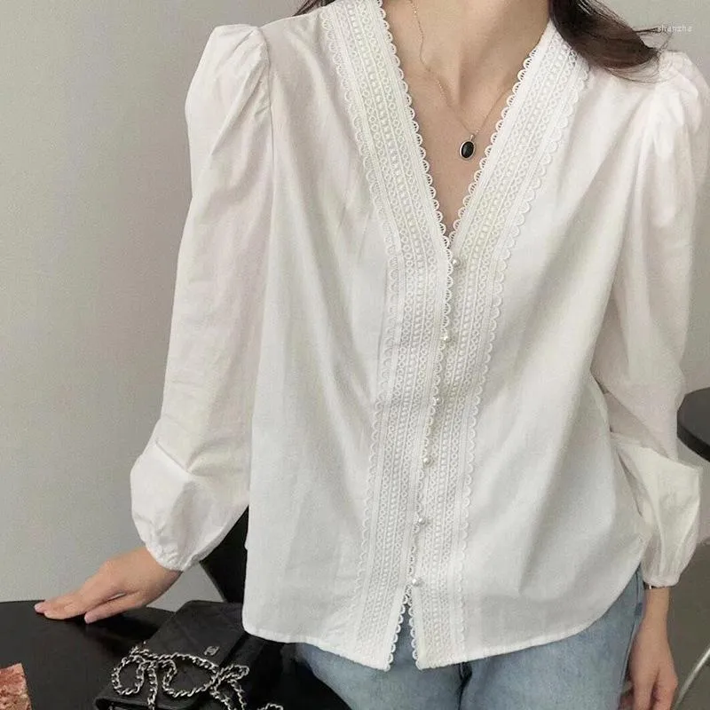 Blouses femininas Spring Hook Flor Hollow Camisetas de renda vintage Branco Tops brancos Lanterna de decote em V francês BLUSA FEMININA 25846