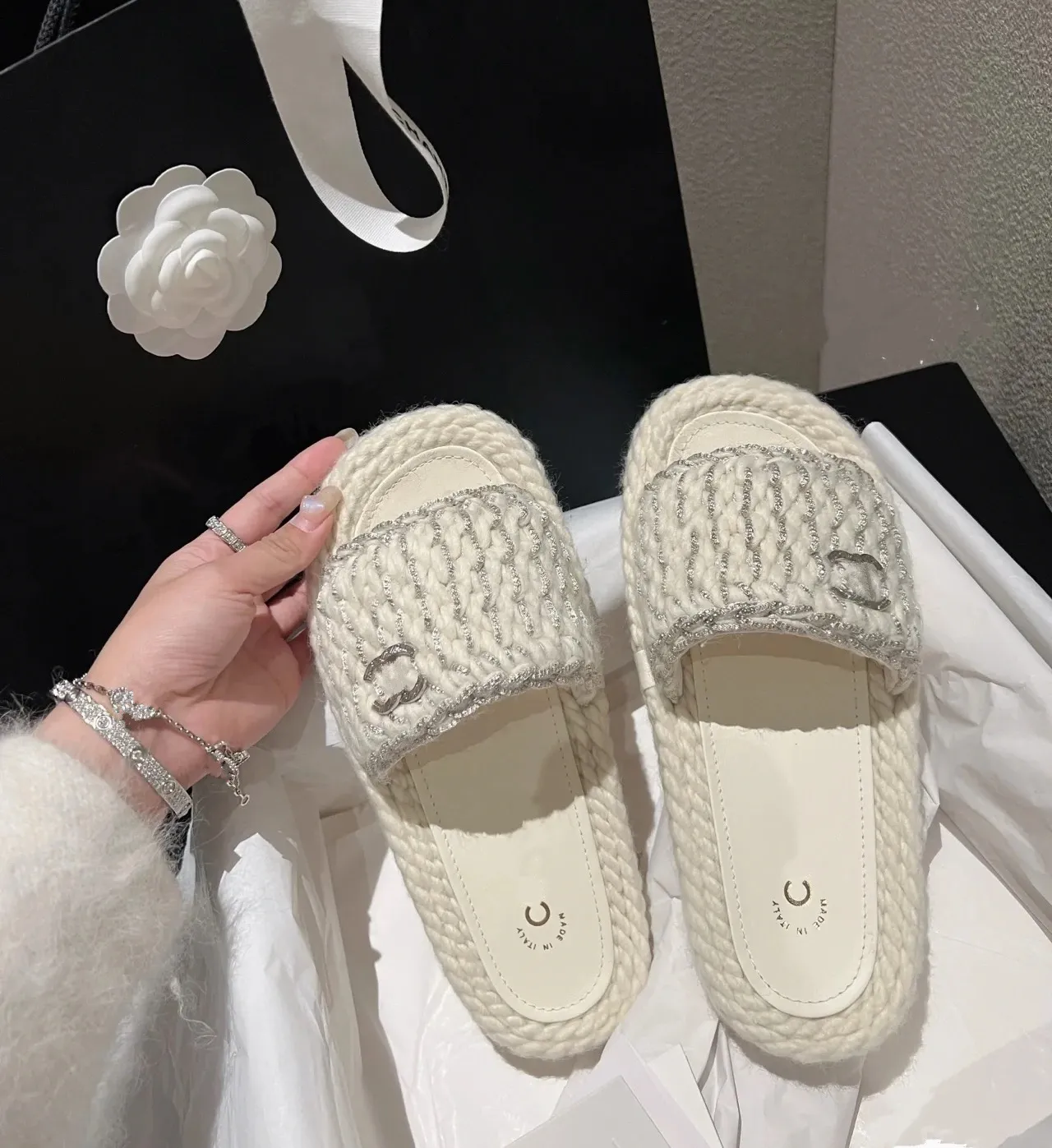 2023 nuovi sandali con fondo spesso intrecciato da donna vacanza al mare parigi designer casual catena appartamenti pantofole moda doppio spettacolo pantofola antiscivolo in pelle c scivolo